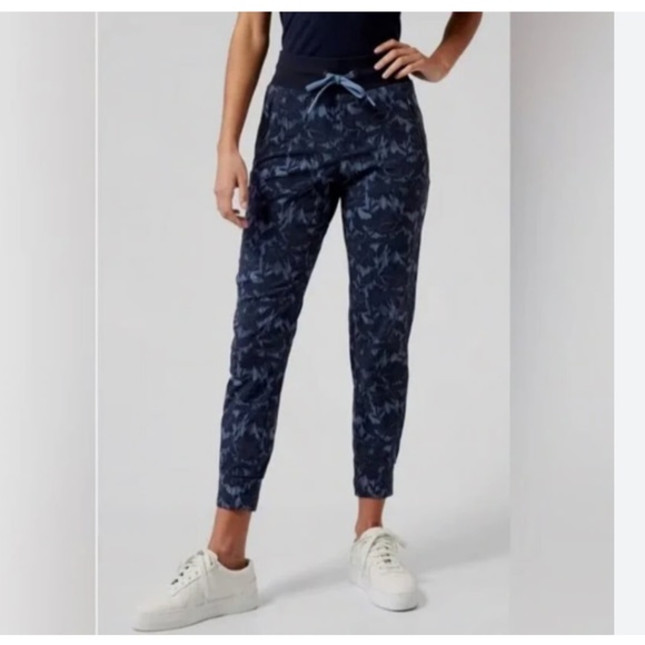 Athleta Pants - ATHLETA Trekkie North Bloom Cottage Floral Pocket Joggers Size 10